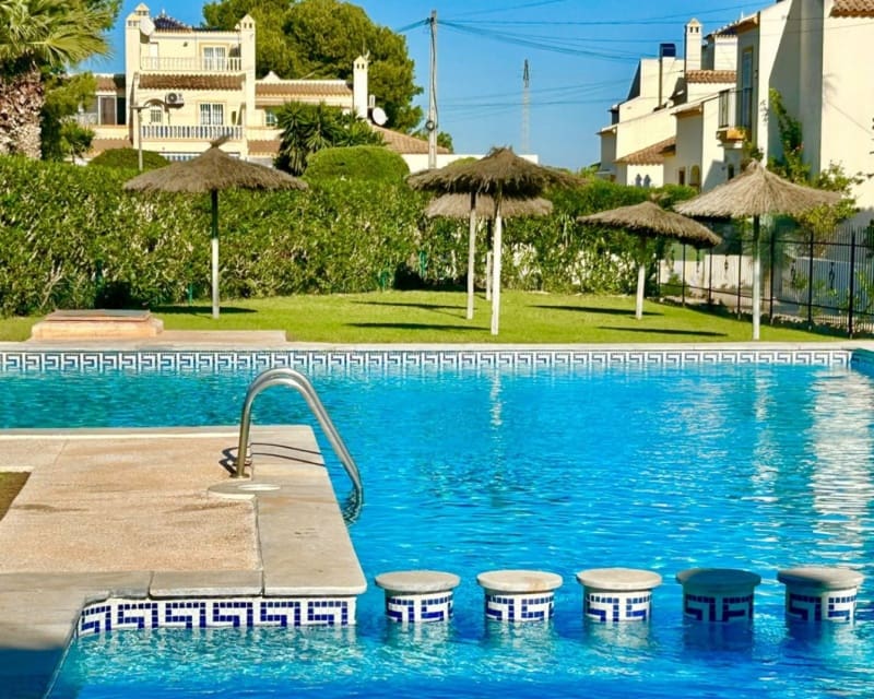 2 soveværelse Bungalow til salg i Villamartin med swimmingpool - € 197.000 (Ref: 9626760)