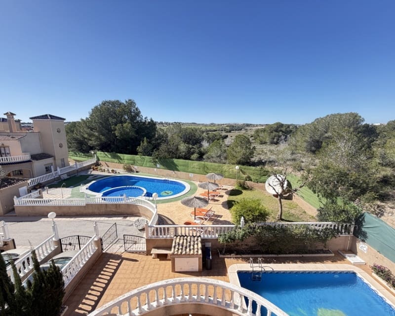 3 soveværelse Villa til salg i Villamartin med swimmingpool - € 375.000 (Ref: 9626781)
