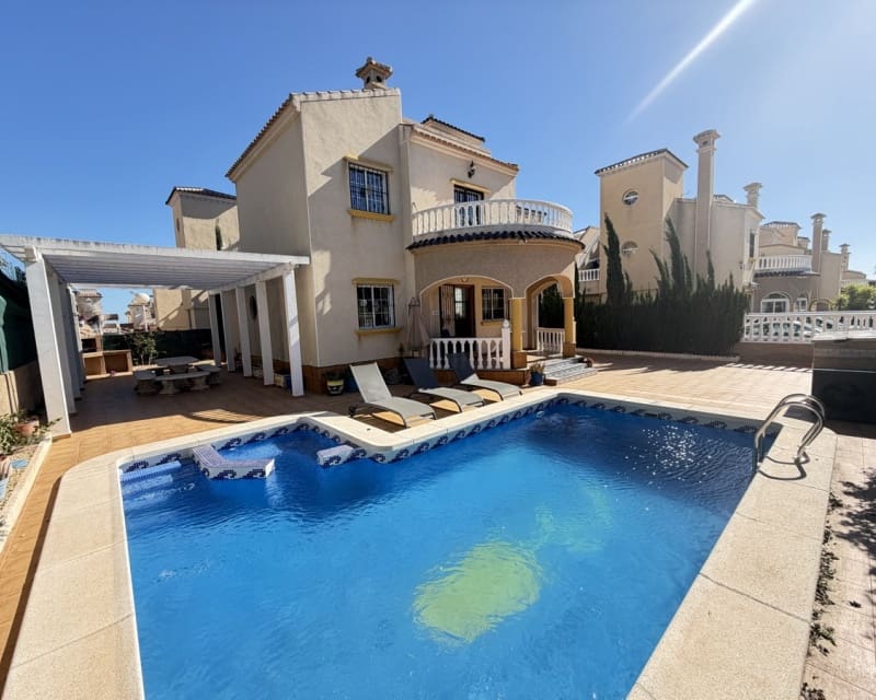 3 soveværelse Villa til salg i Villamartin med swimmingpool - € 375.000 (Ref: 9626781)