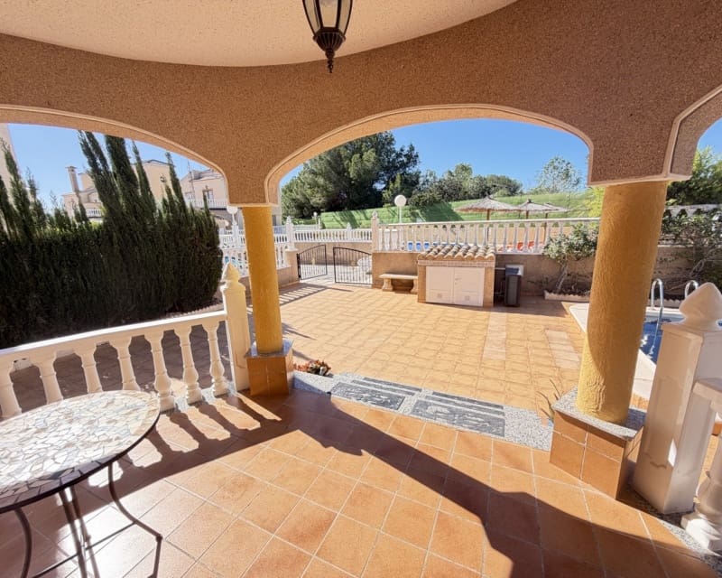 3 soveværelse Villa til salg i Villamartin med swimmingpool - € 375.000 (Ref: 9626781)