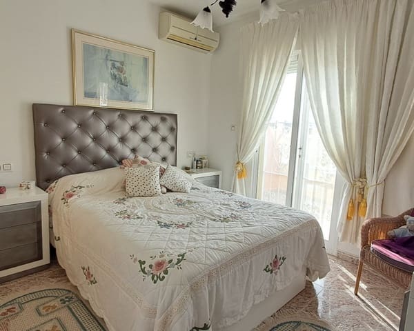 2 bedroom Townhouse for sale in Villamartin, Orihuela with pool - € 159,000 (Ref: 9626785)