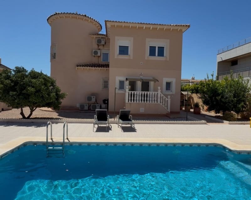 4 sypialnia Willa na sprzedaż w La Zenia z basenem - 570 000 € (Ref: 9626790)