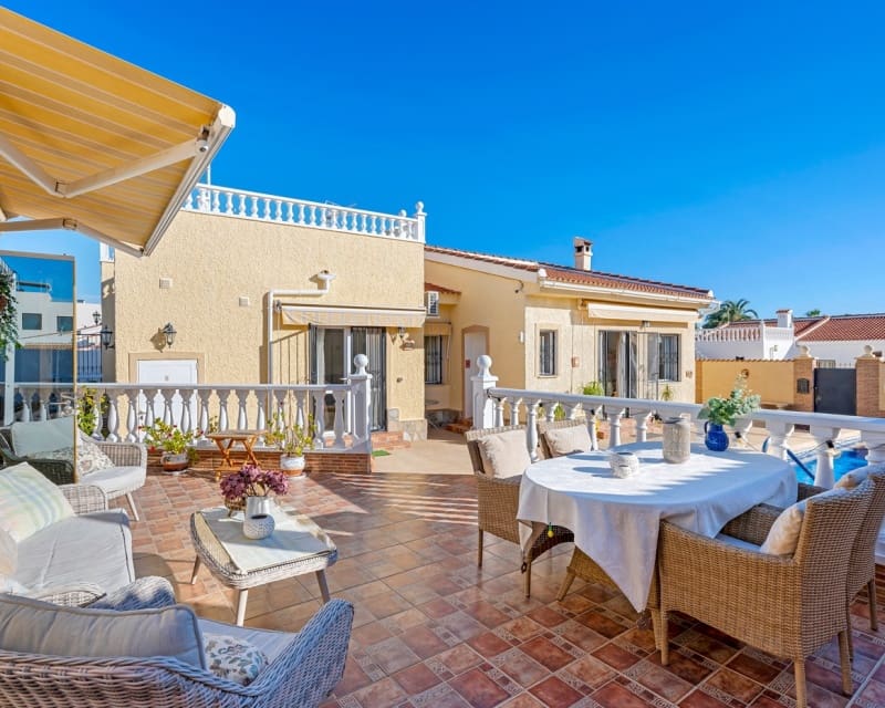 4 slaapkamer Villa te koop in Dona Pepa met zwembad - € 449.500 (Ref: 9626794)