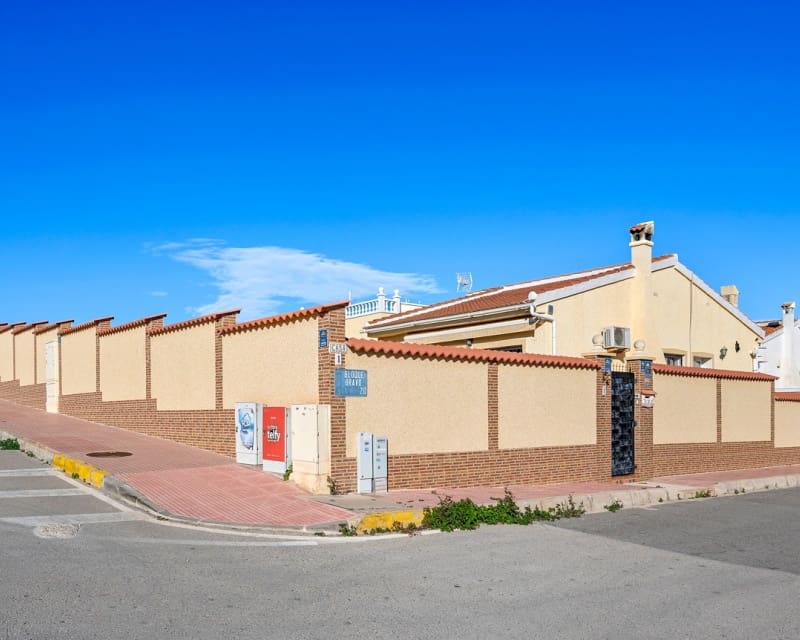 4 slaapkamer Villa te koop in Dona Pepa met zwembad - € 449.500 (Ref: 9626794)