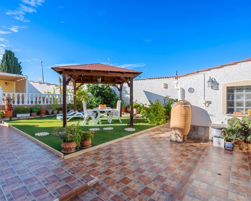 4 slaapkamer Villa te koop in Dona Pepa met zwembad - € 449.500 (Ref: 9626794)