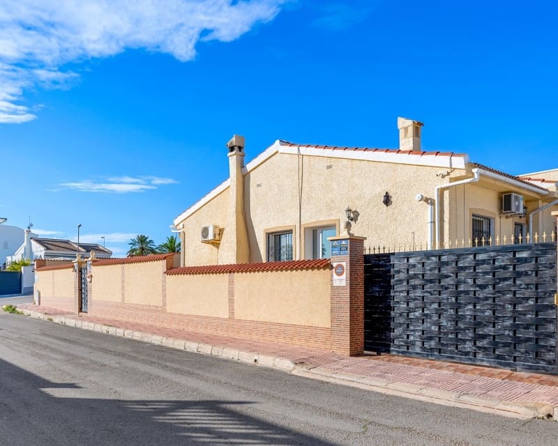 4 slaapkamer Villa te koop in Dona Pepa met zwembad - € 449.500 (Ref: 9626794)