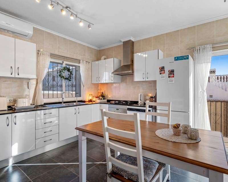 4 slaapkamer Villa te koop in Dona Pepa met zwembad - € 449.500 (Ref: 9626794)