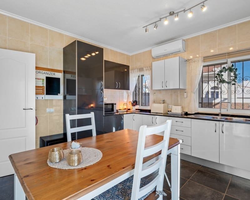 4 slaapkamer Villa te koop in Dona Pepa met zwembad - € 449.500 (Ref: 9626794)