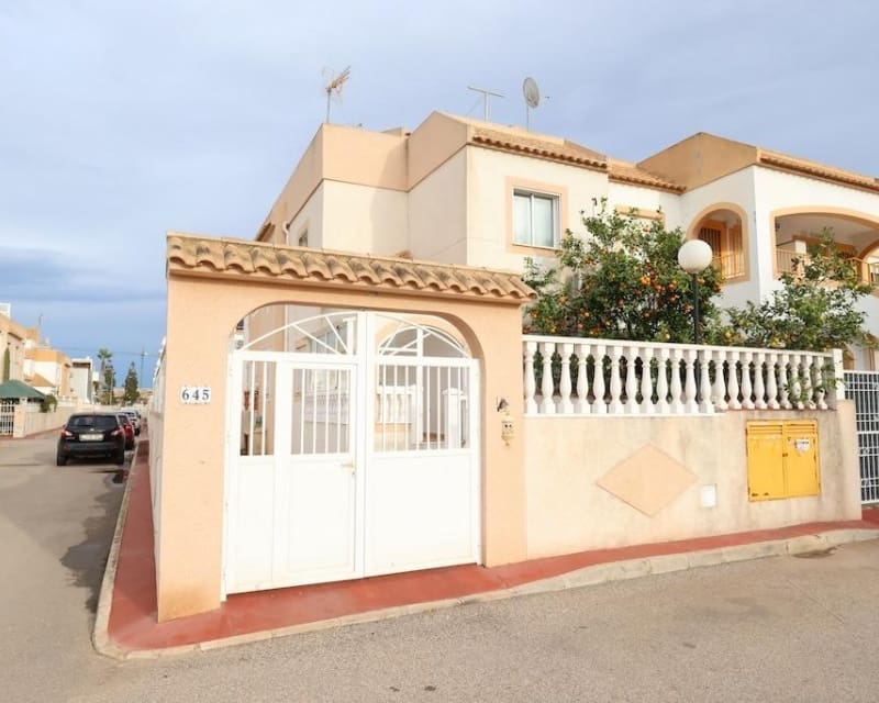 3 soveværelse Villa til salg i Torrevieja med swimmingpool - € 205.000 (Ref: 9626803)