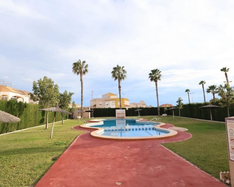 3 soveværelse Villa til salg i Torrevieja med swimmingpool - € 205.000 (Ref: 9626803)