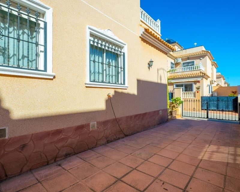 2 bedroom Villa for sale in Cabo Roig with pool - € 258,500 (Ref: 9626820)