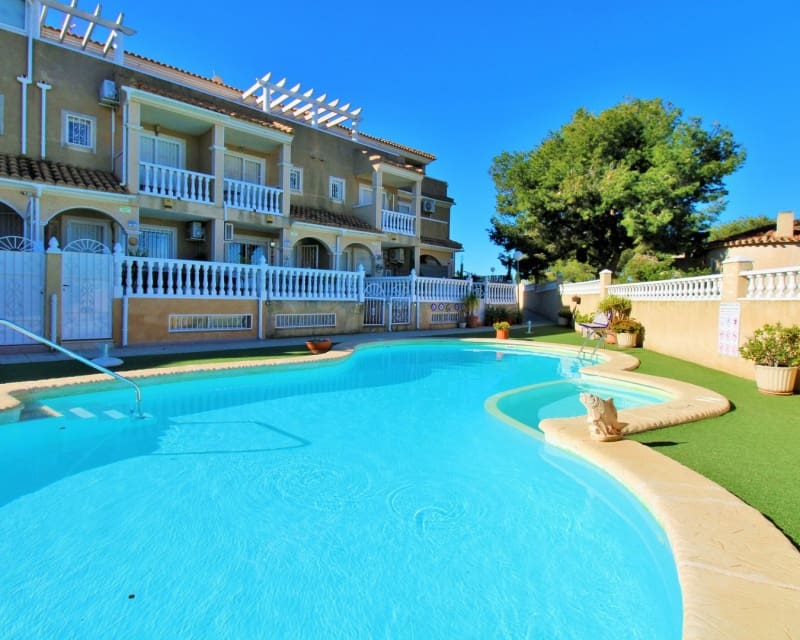 3 makuuhuone Omakotitalo myytävänä paikassa Playa Flamenca mukana uima-altaan - 234 900 € (Ref: 9640918)