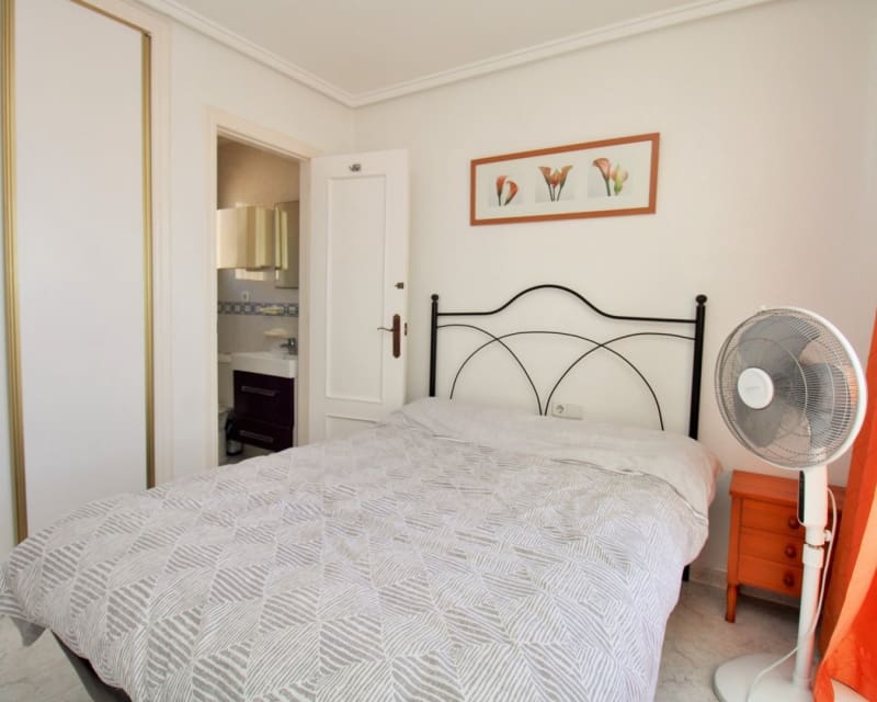 3 makuuhuone Omakotitalo myytävänä paikassa Playa Flamenca mukana uima-altaan - 234 900 € (Ref: 9640918)