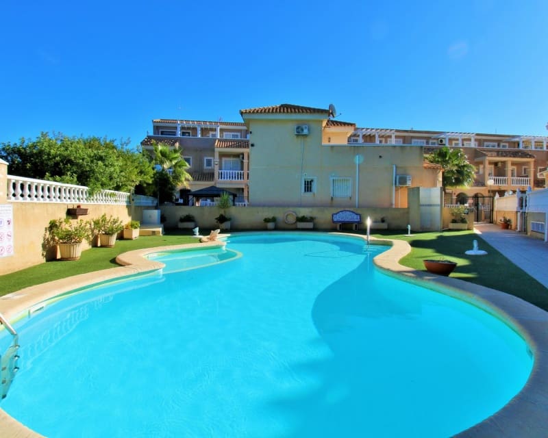 3 makuuhuone Omakotitalo myytävänä paikassa Playa Flamenca mukana uima-altaan - 234 900 € (Ref: 9640918)