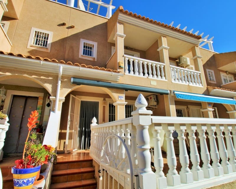 3 makuuhuone Omakotitalo myytävänä paikassa Playa Flamenca mukana uima-altaan - 234 900 € (Ref: 9640918)