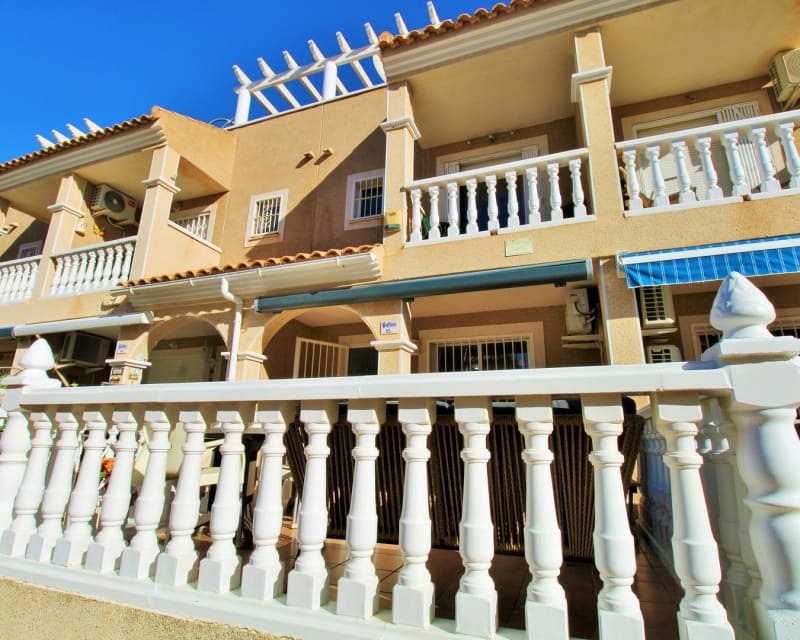 3 makuuhuone Omakotitalo myytävänä paikassa Playa Flamenca mukana uima-altaan - 234 900 € (Ref: 9640918)