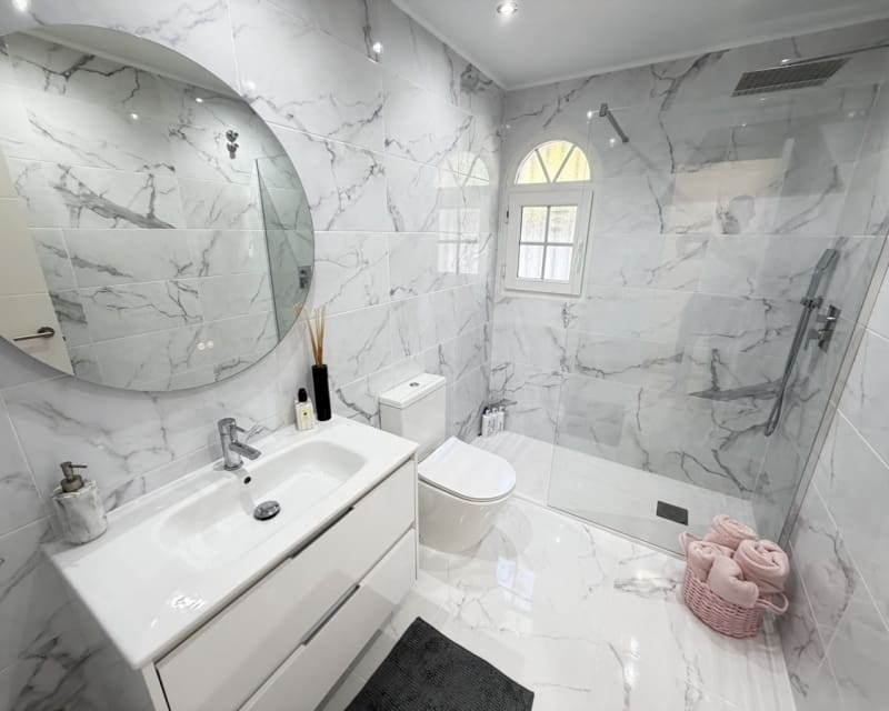 Chalet de 3 habitaciones en Villamartin en venta con piscina - 389.000 € (Ref: 9640919)