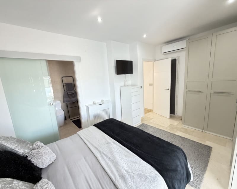 Chalet de 3 habitaciones en Villamartin en venta con piscina - 389.000 € (Ref: 9640919)