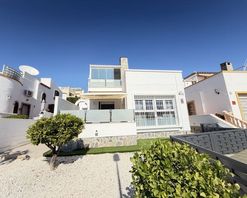 Chalet de 3 habitaciones en Villamartin en venta con piscina - 389.000 € (Ref: 9640919)