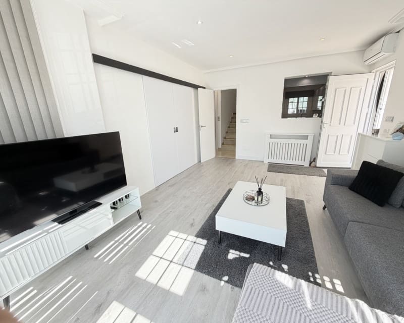 Chalet de 3 habitaciones en Villamartin en venta con piscina - 389.000 € (Ref: 9640919)