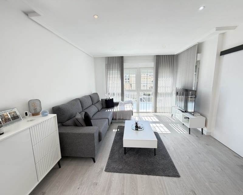 Chalet de 3 habitaciones en Villamartin en venta con piscina - 389.000 € (Ref: 9640919)