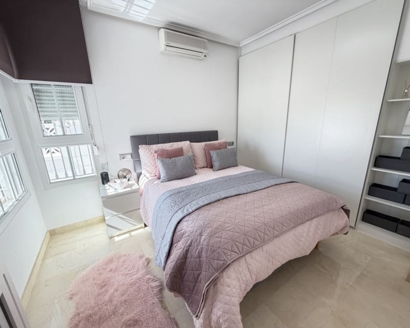 Chalet de 3 habitaciones en Villamartin en venta con piscina - 389.000 € (Ref: 9640919)