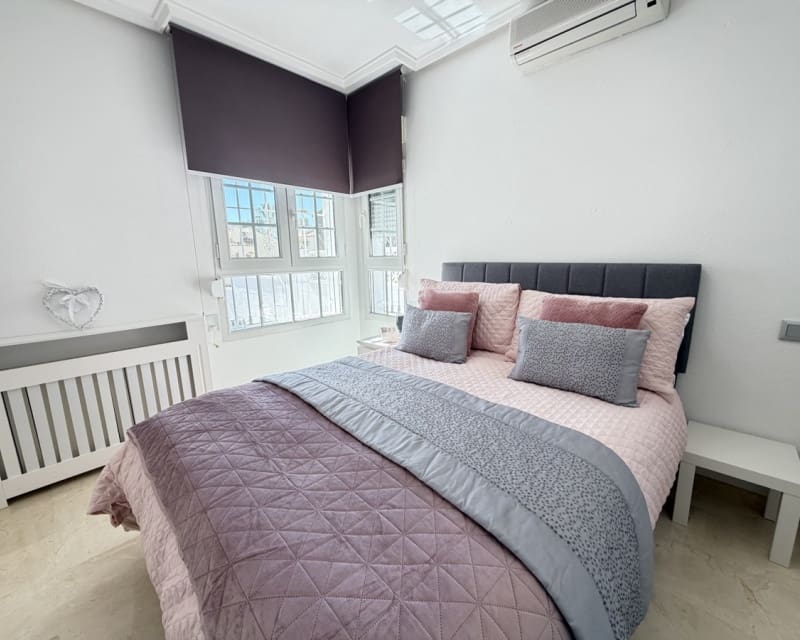 Chalet de 3 habitaciones en Villamartin en venta con piscina - 389.000 € (Ref: 9640919)