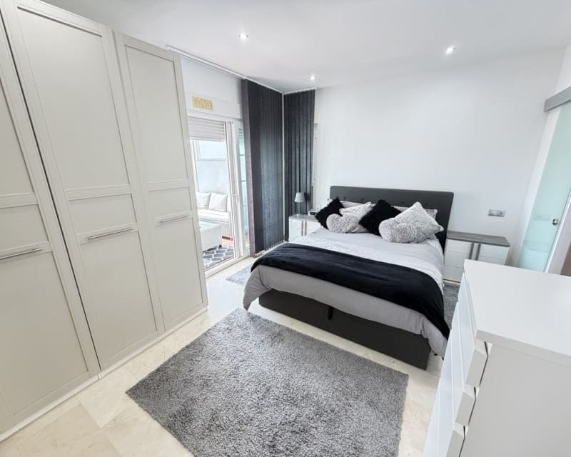 Chalet de 3 habitaciones en Villamartin en venta con piscina - 389.000 € (Ref: 9640919)