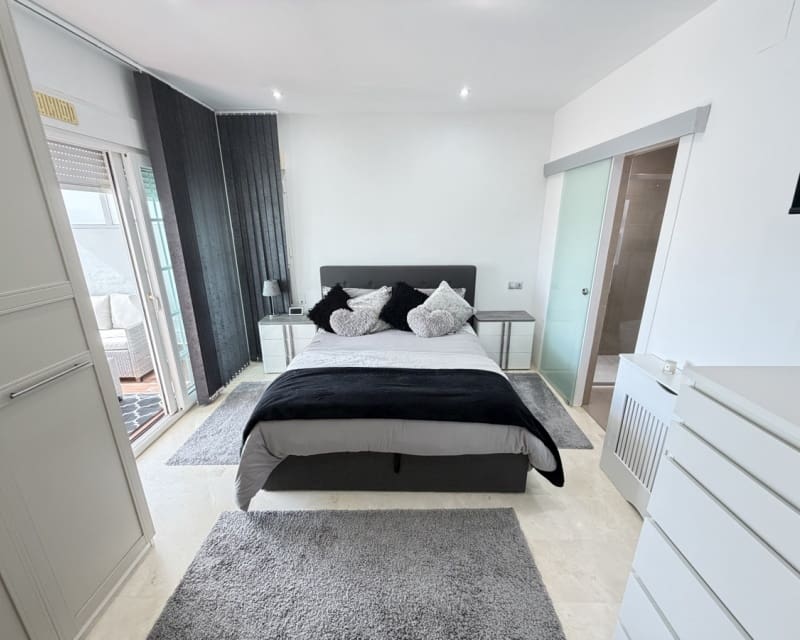 Chalet de 3 habitaciones en Villamartin en venta con piscina - 389.000 € (Ref: 9640919)