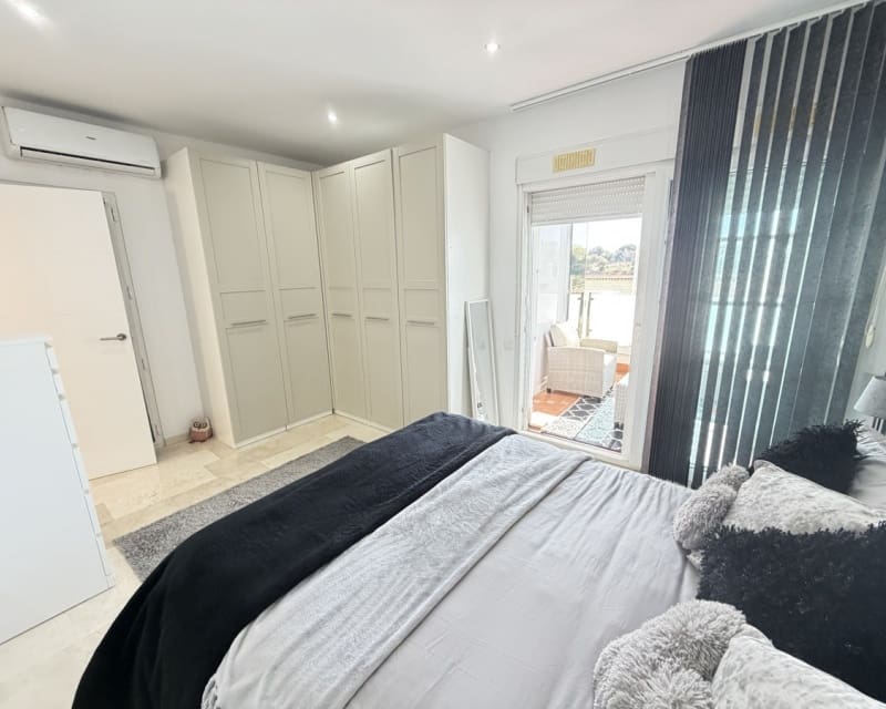 Chalet de 3 habitaciones en Villamartin en venta con piscina - 389.000 € (Ref: 9640919)