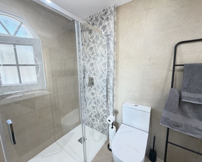 Chalet de 3 habitaciones en Villamartin en venta con piscina - 389.000 € (Ref: 9640919)