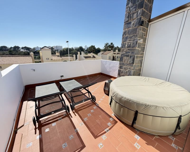 Chalet de 3 habitaciones en Villamartin en venta con piscina - 389.000 € (Ref: 9640919)