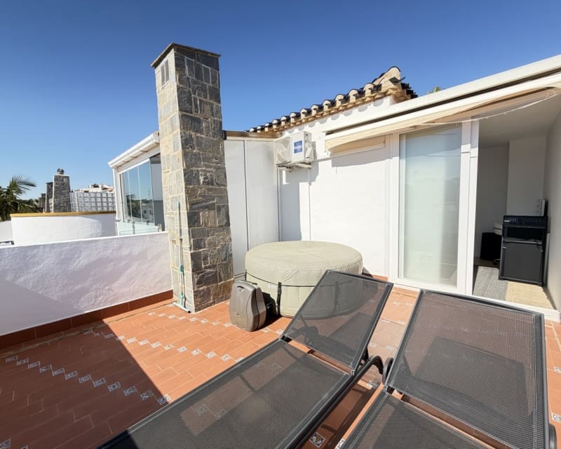 Chalet de 3 habitaciones en Villamartin en venta con piscina - 389.000 € (Ref: 9640919)