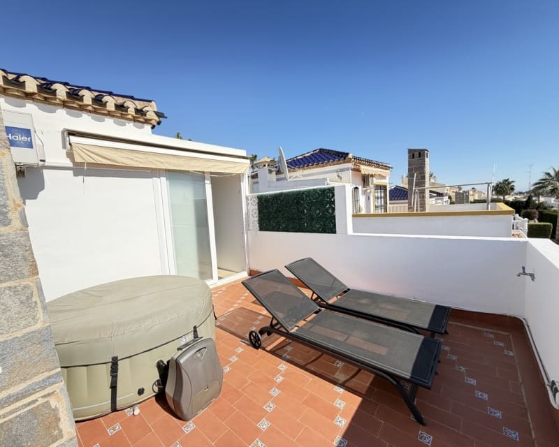 Chalet de 3 habitaciones en Villamartin en venta con piscina - 389.000 € (Ref: 9640919)