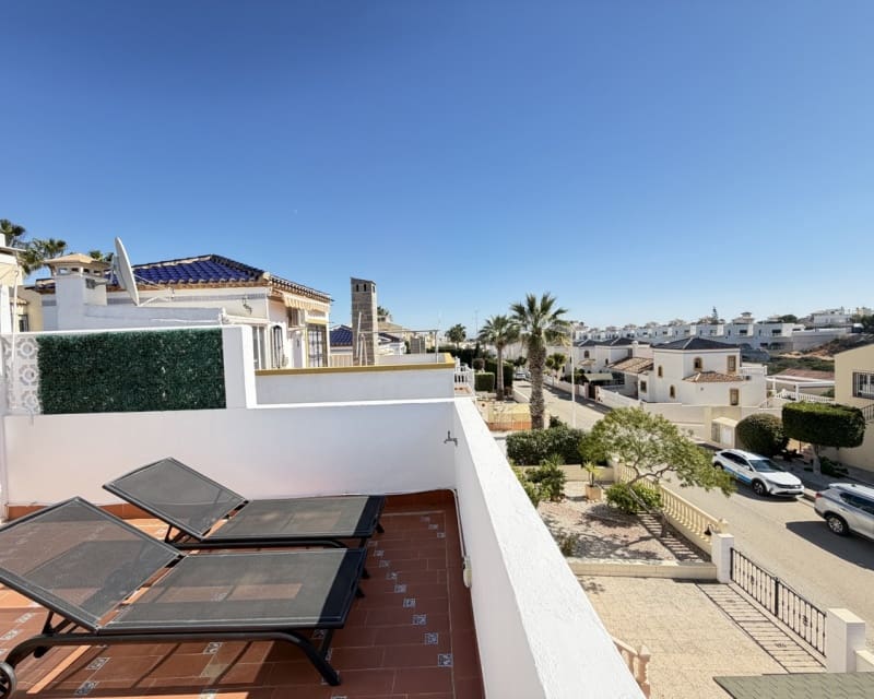 Chalet de 3 habitaciones en Villamartin en venta con piscina - 389.000 € (Ref: 9640919)