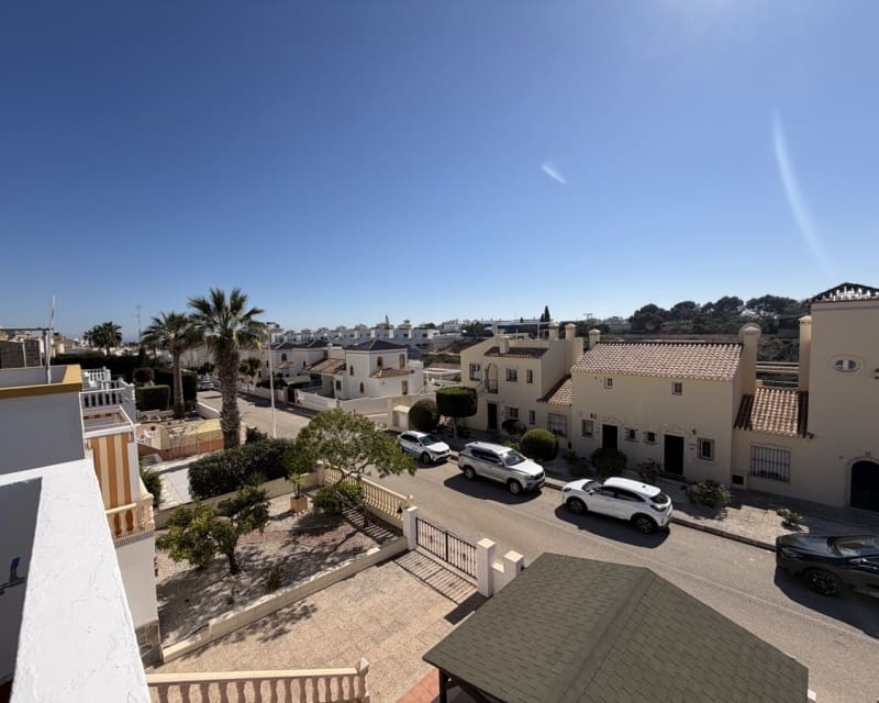 Chalet de 3 habitaciones en Villamartin en venta con piscina - 389.000 € (Ref: 9640919)