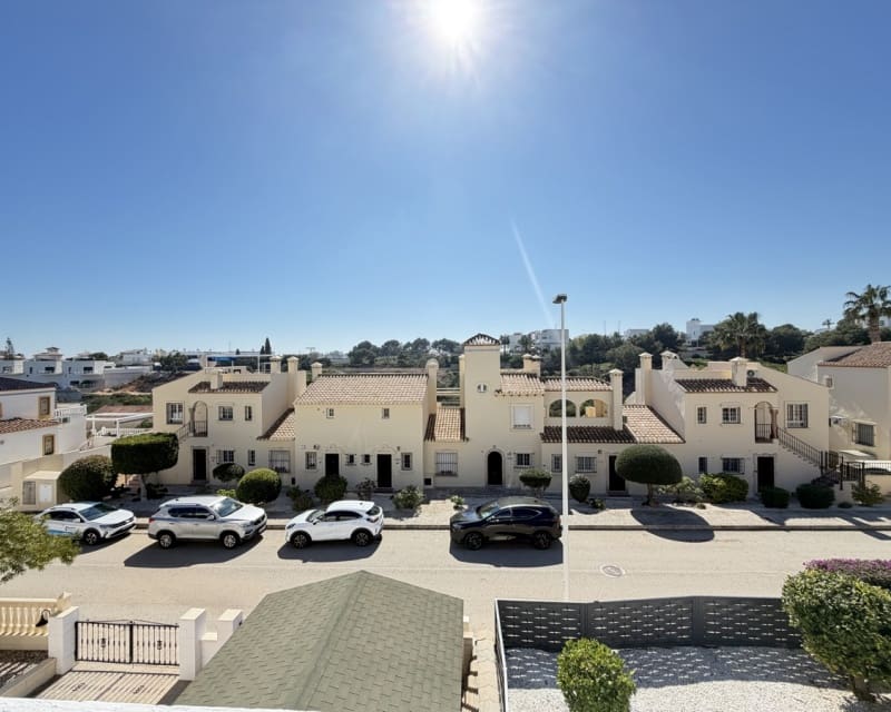 Chalet de 3 habitaciones en Villamartin en venta con piscina - 389.000 € (Ref: 9640919)