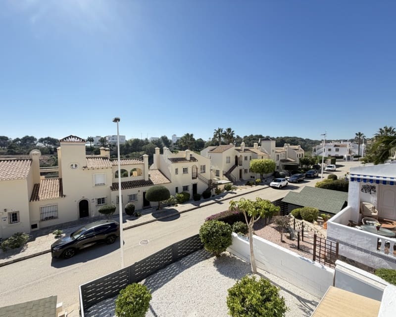 Chalet de 3 habitaciones en Villamartin en venta con piscina - 389.000 € (Ref: 9640919)