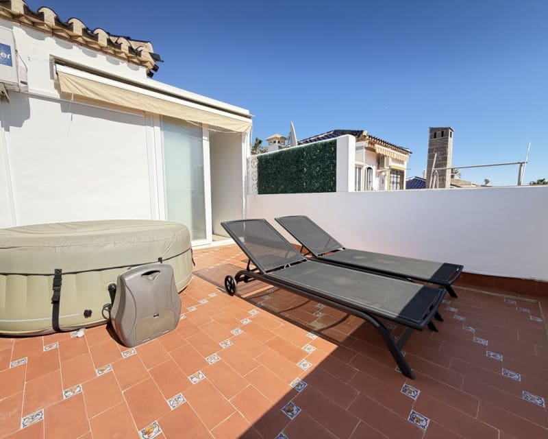 Chalet de 3 habitaciones en Villamartin en venta con piscina - 389.000 € (Ref: 9640919)