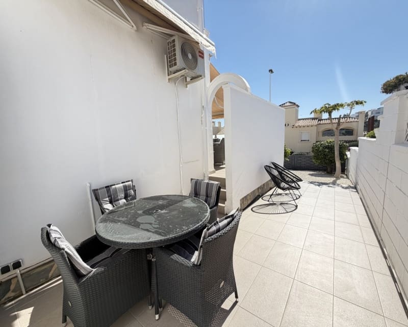 Chalet de 3 habitaciones en Villamartin en venta con piscina - 389.000 € (Ref: 9640919)