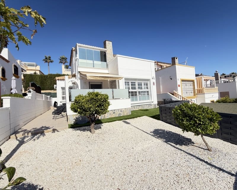 Chalet de 3 habitaciones en Villamartin en venta con piscina - 389.000 € (Ref: 9640919)