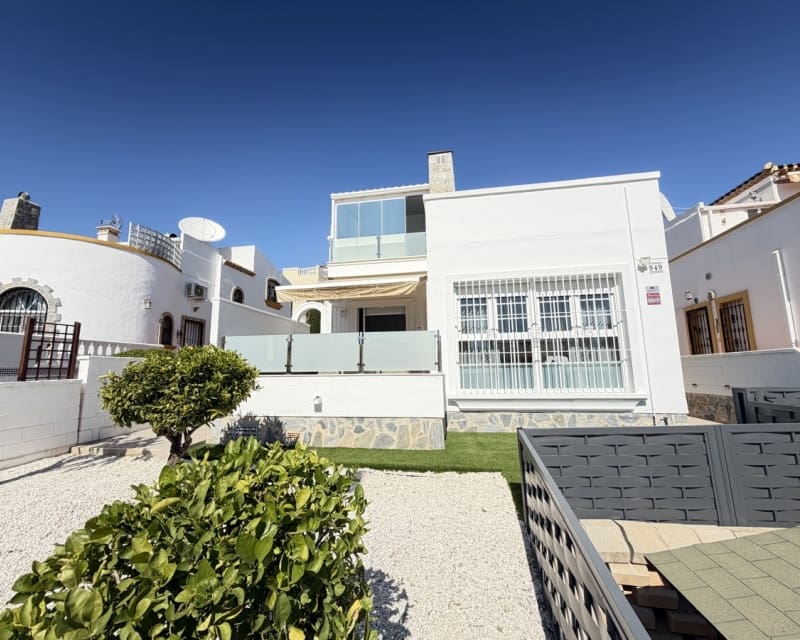 Chalet de 3 habitaciones en Villamartin en venta con piscina - 389.000 € (Ref: 9640919)