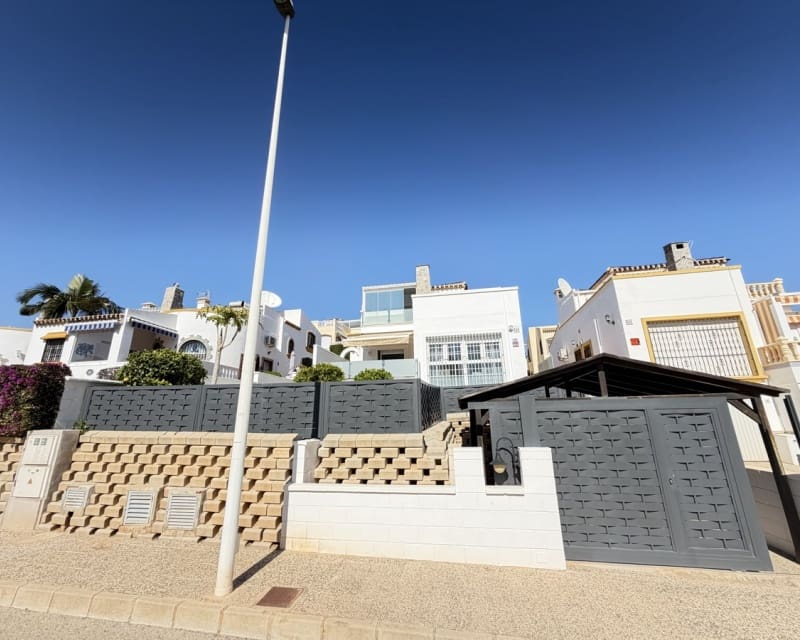 Chalet de 3 habitaciones en Villamartin en venta con piscina - 389.000 € (Ref: 9640919)