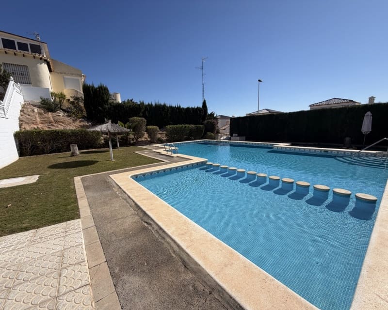 Chalet de 3 habitaciones en Villamartin en venta con piscina - 389.000 € (Ref: 9640919)