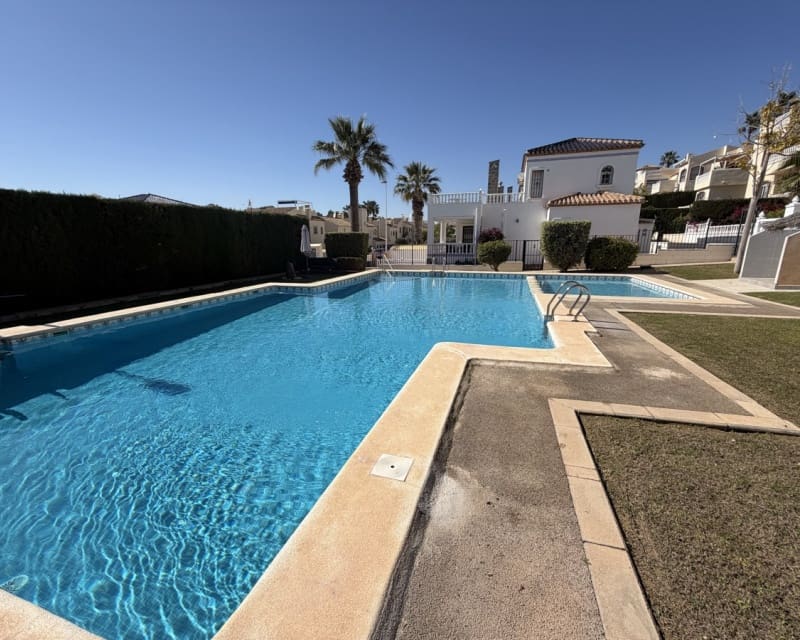 Chalet de 3 habitaciones en Villamartin en venta con piscina - 389.000 € (Ref: 9640919)
