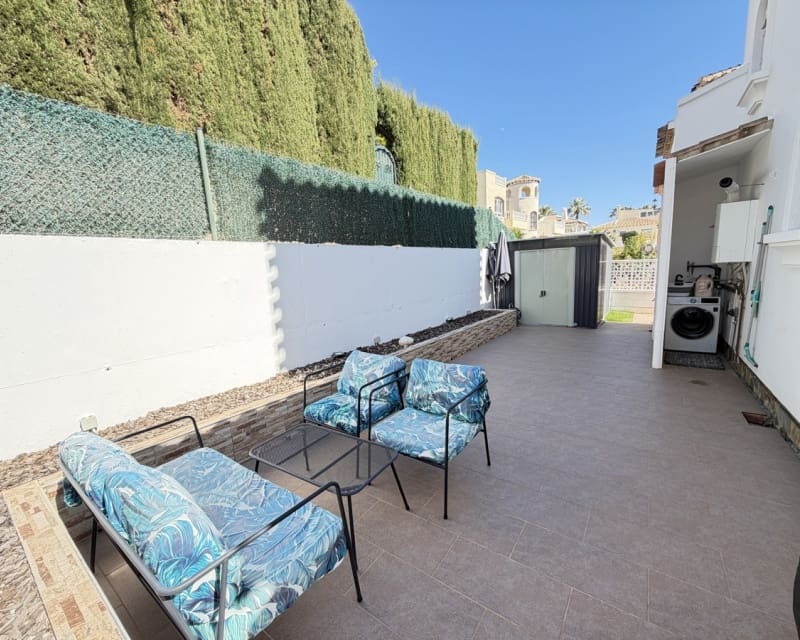 Chalet de 3 habitaciones en Villamartin en venta con piscina - 389.000 € (Ref: 9640919)