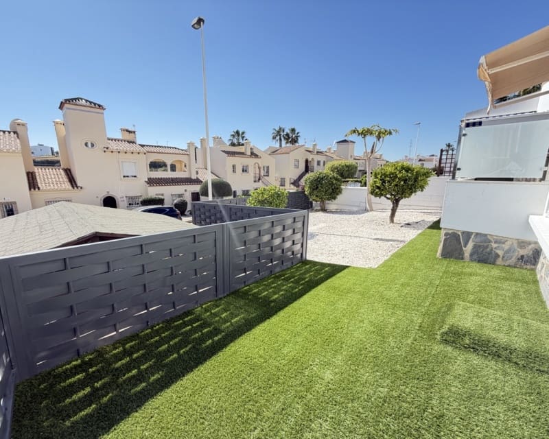 Chalet de 3 habitaciones en Villamartin en venta con piscina - 389.000 € (Ref: 9640919)