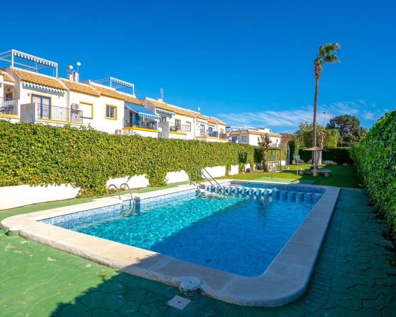 2 makuuhuone Huoneisto myytävänä paikassa Torrevieja mukana uima-altaan - 135 000 € (Ref: 9640921)