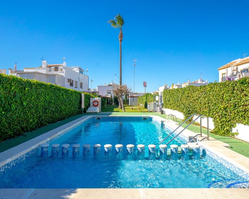 2 makuuhuone Huoneisto myytävänä paikassa Torrevieja mukana uima-altaan - 135 000 € (Ref: 9640921)