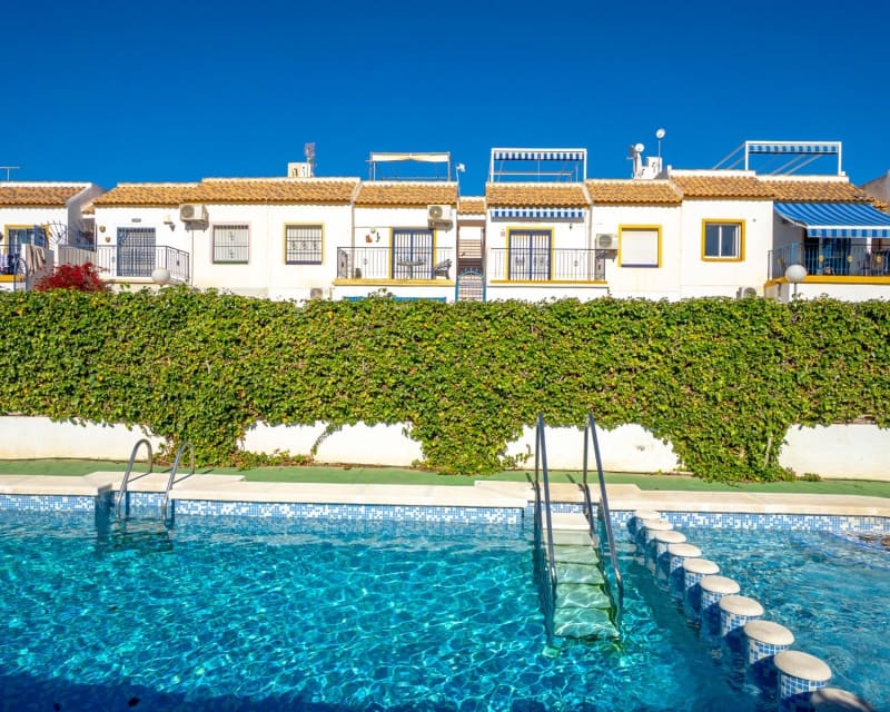 2 makuuhuone Huoneisto myytävänä paikassa Torrevieja mukana uima-altaan - 135 000 € (Ref: 9640921)